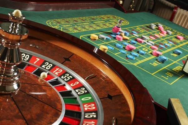 Caribbean Stud Poker table layout with dealer position and player betting areas